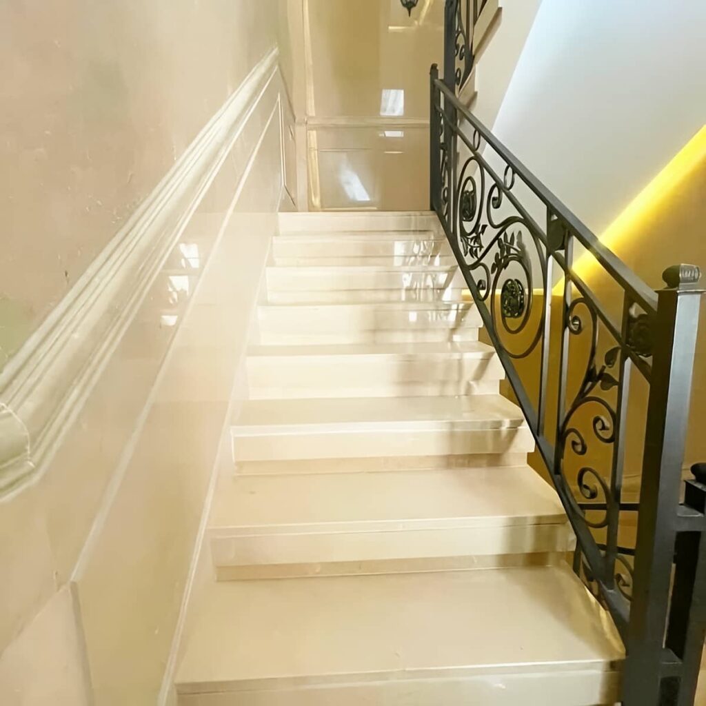 نرده پله کلاسیک با رنگ هماهنگ نما