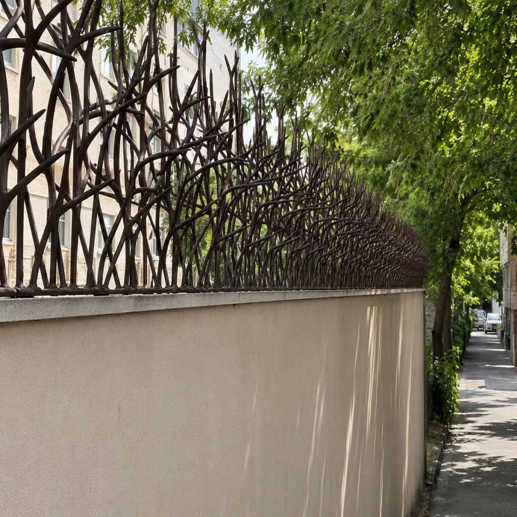نرده روی دیوار آماده اجرای تخصصی