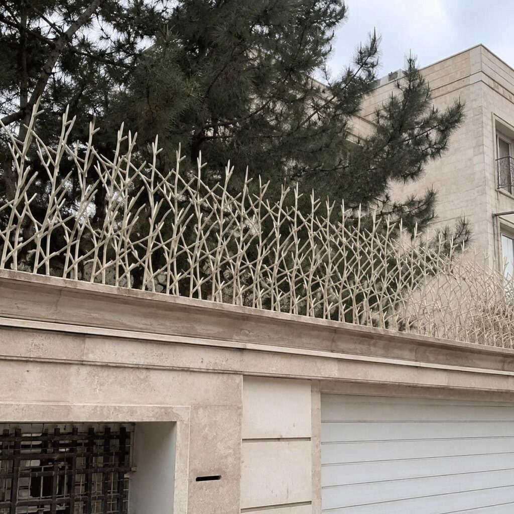 حفاظ دیوار حیاط زیر تابش آفتاب