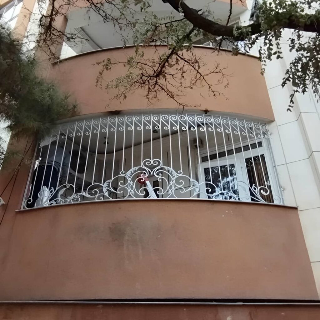 نرده کلاسیک بالکن هماهنگ با اندازه دقیق دهانه