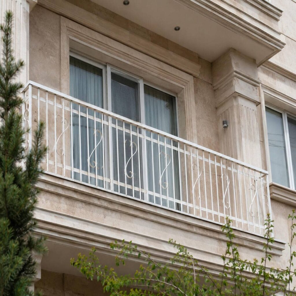 نرده بالکن آپارتمان در نمای نزدیک اتصالات نرده بالکن آپارتمان در نمای نزدیک اتصالات