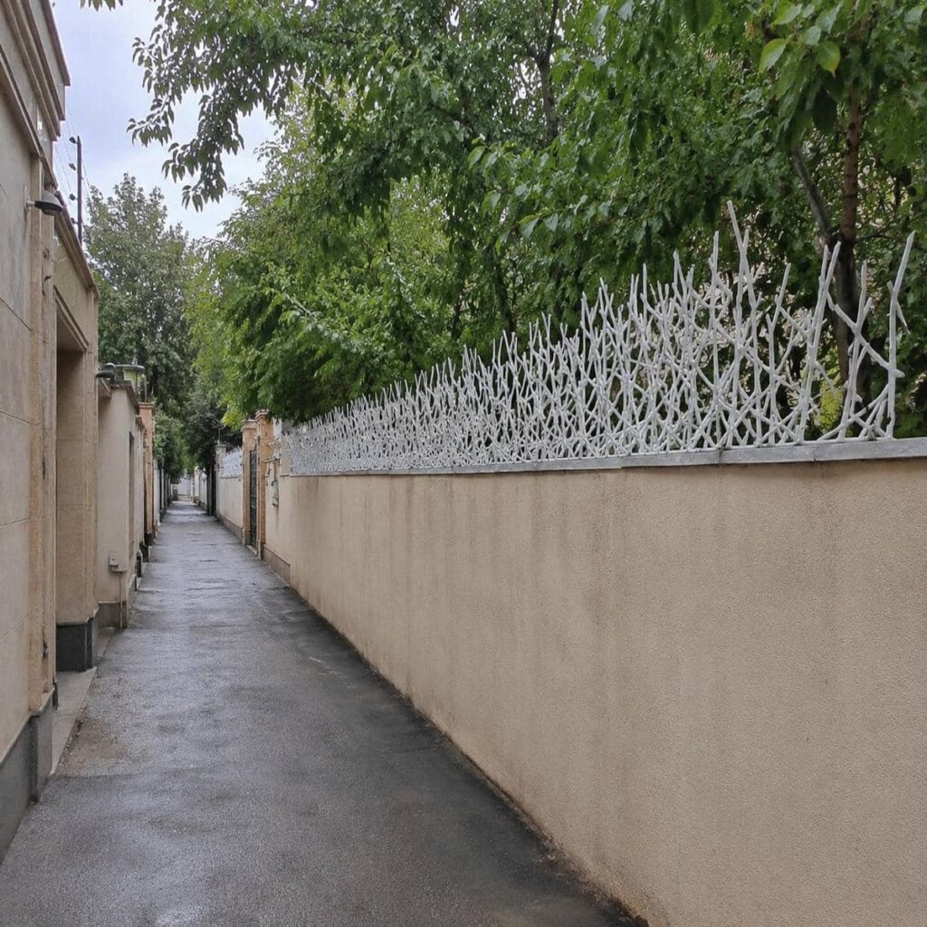 نرده آهنی روی دیوار با ارتفاع اختصاصی نرده آهنی روی دیوار با ارتفاع اختصاصی