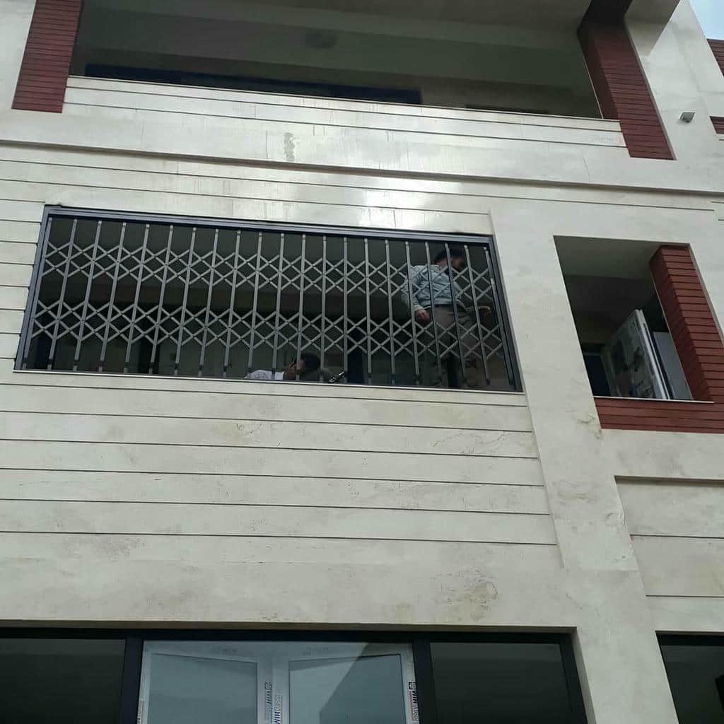 حفاظ پنجره متحرک مشکی با پوشش یکدست