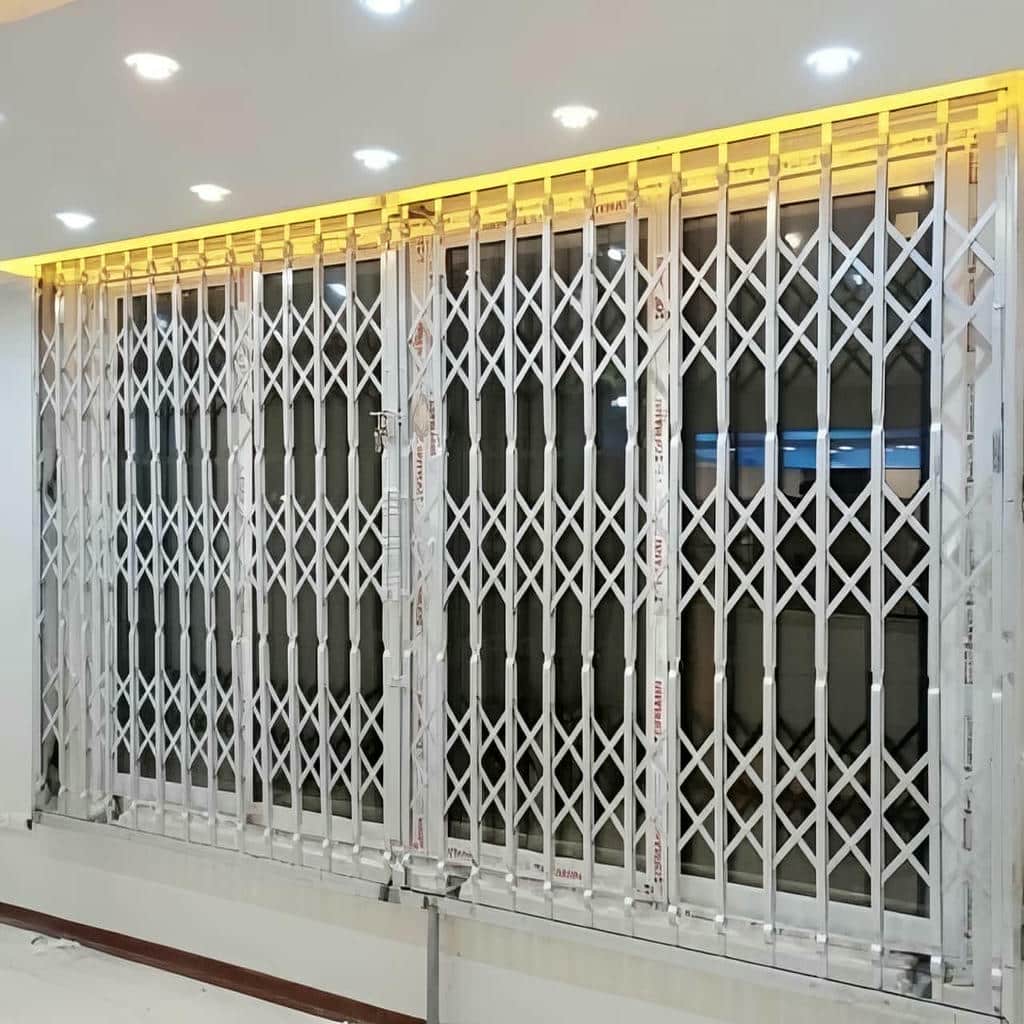 حفاظ پنجره متحرک با طرح هندسی مدرن حفاظ پنجره متحرک با طرح هندسی مدرن