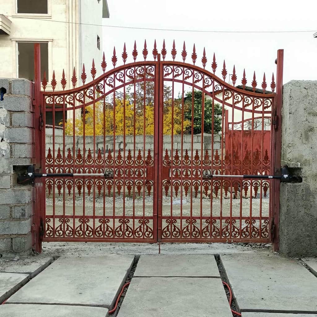 بازوی مشکی جک پارکینگی کنار ستون آجری