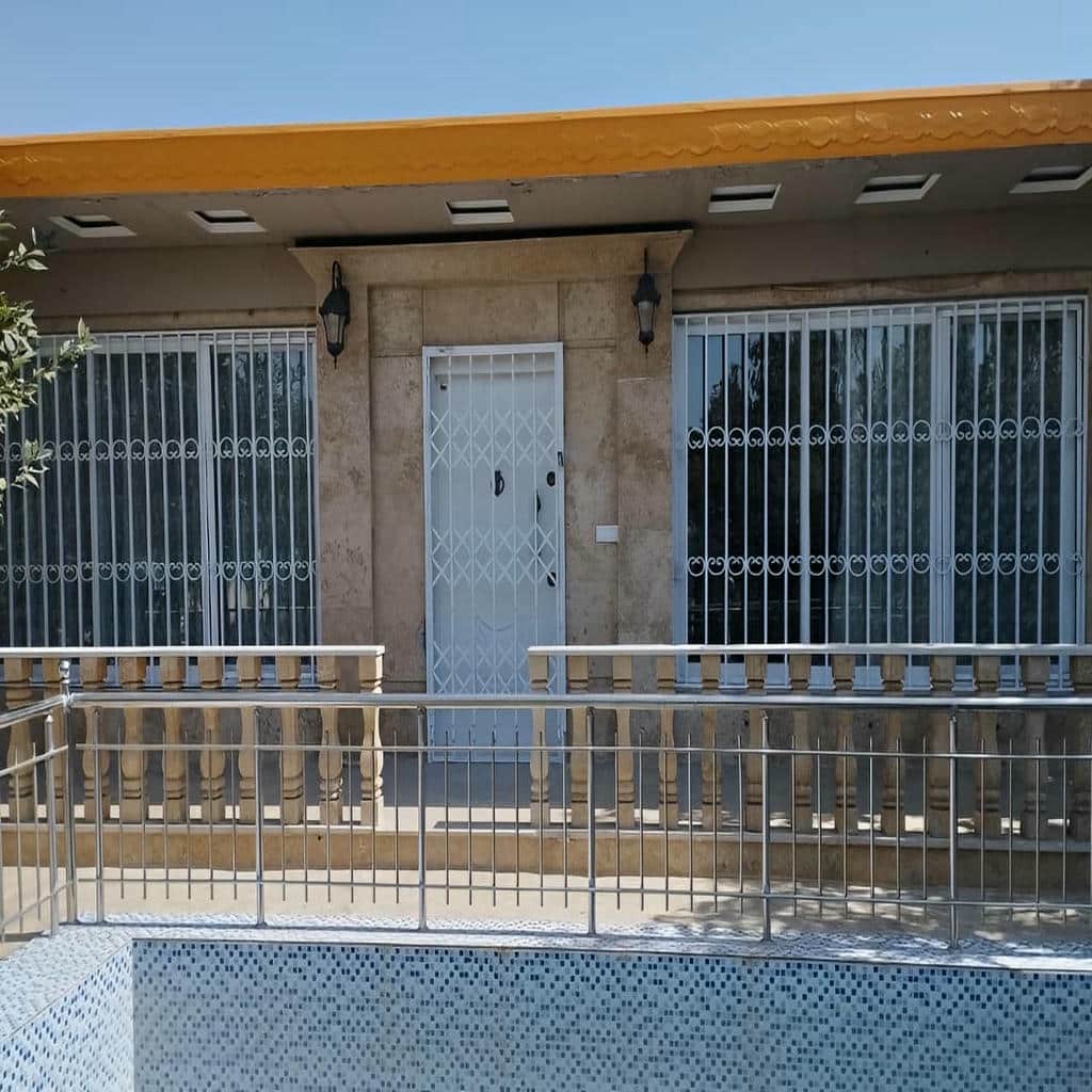 جزئیات اتصالات گارد تیره کنار لبه پنجره