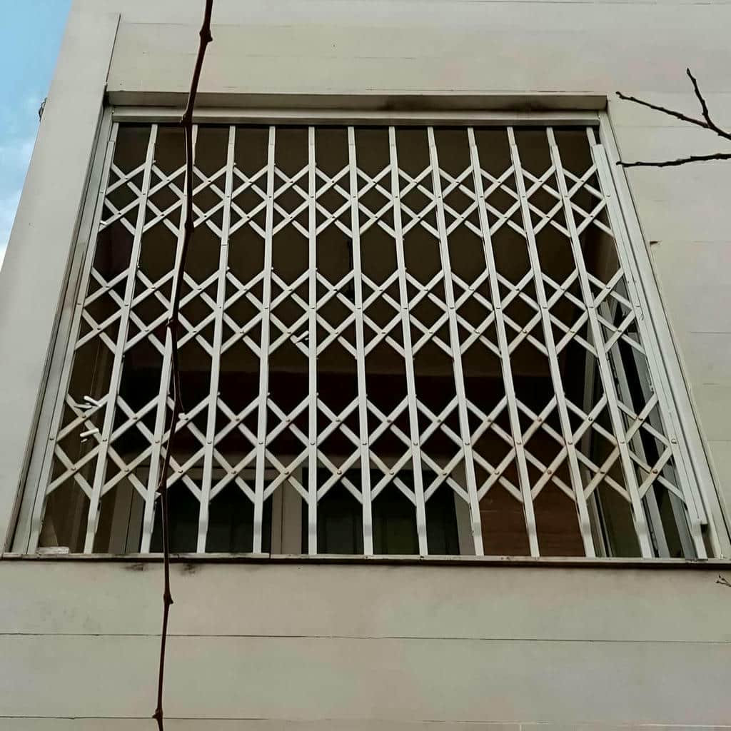 جزئیات قفل و دستگیره محافظ ریلی ورودی ساختمان
