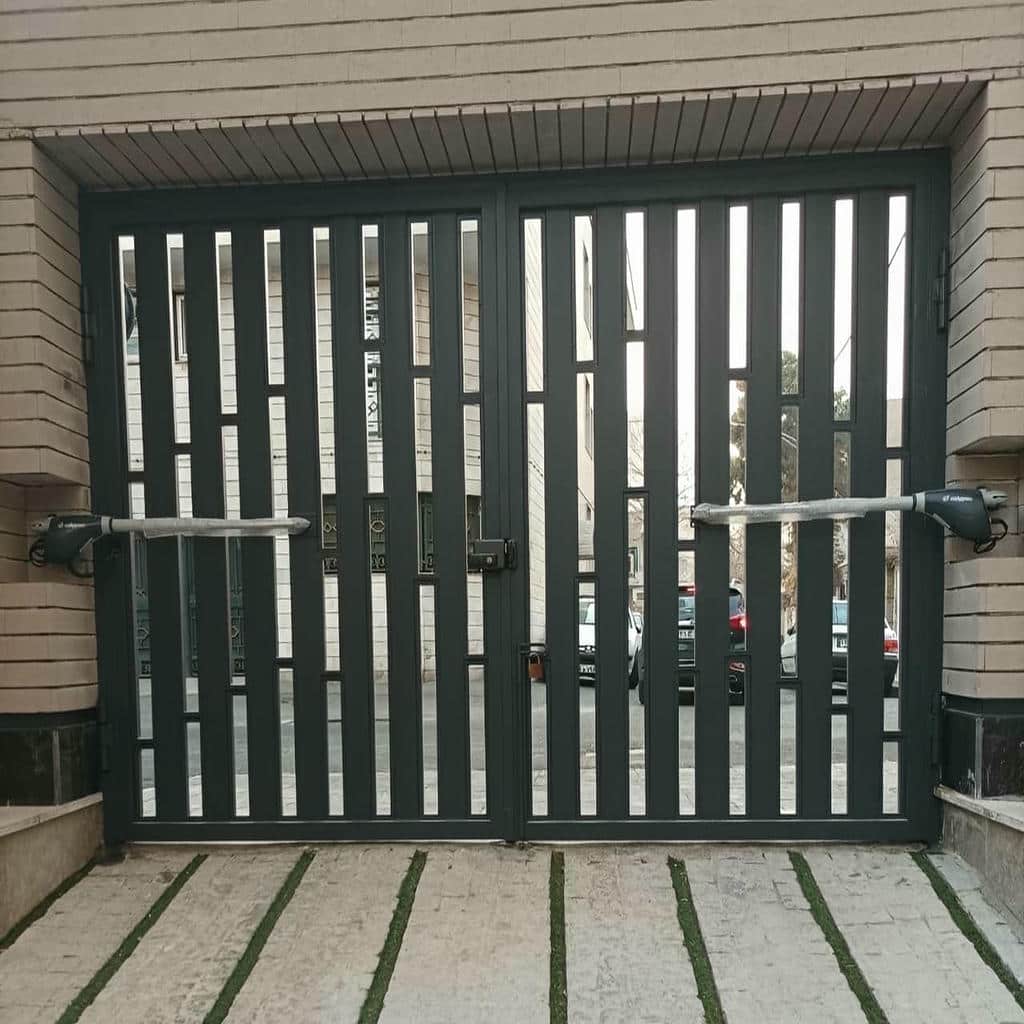 جعبه فرمان فلزی در کنار دیوار سنگی نمناک