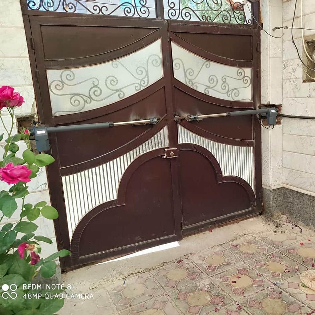 جک درب پارکینگ دو لنگه کنار ستون فلزی