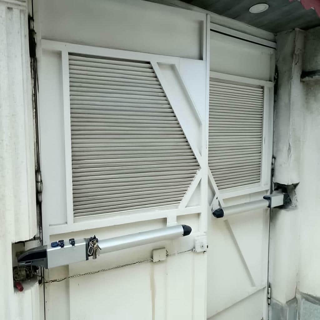 جک درب پارکینگ روی ورودی آفتاب‌گیر اصفهان