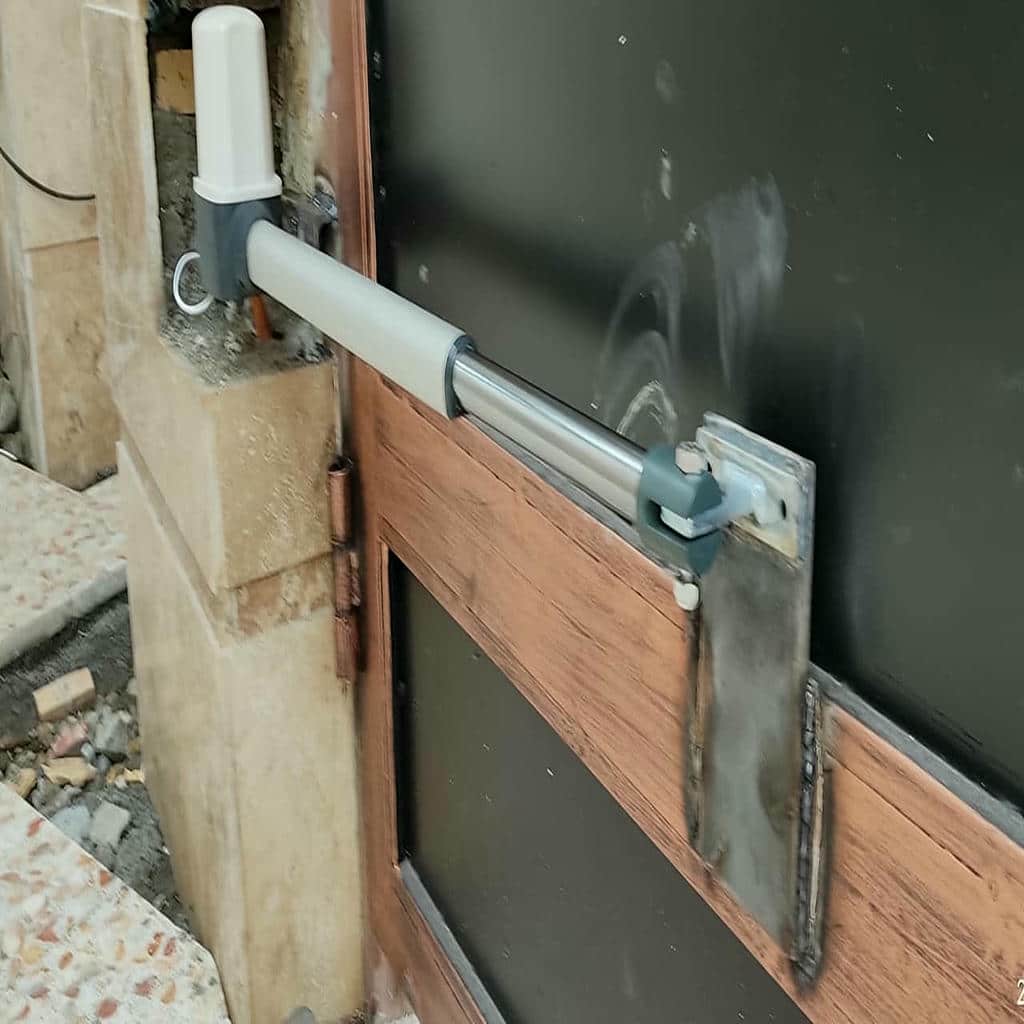 جک درب پارکینگ نصب شده کنار ستون سنگی قزوین