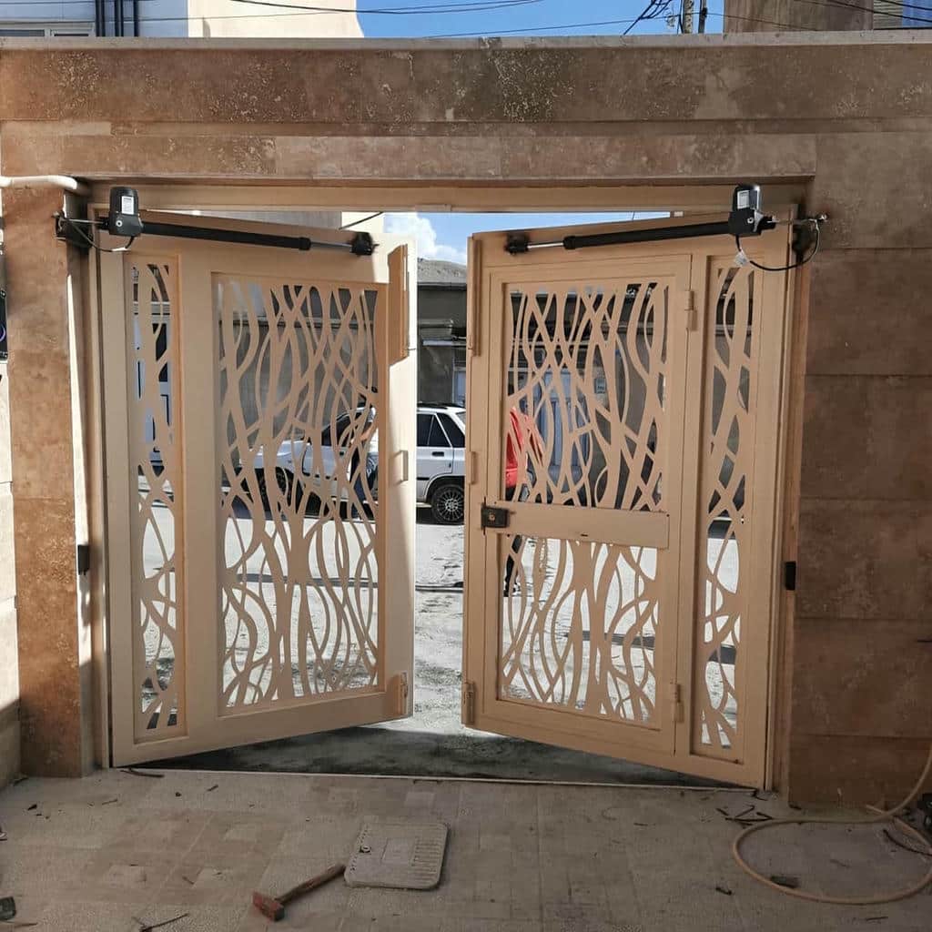 جک درب پارکینگ کنار ستون بتنی در شیراز