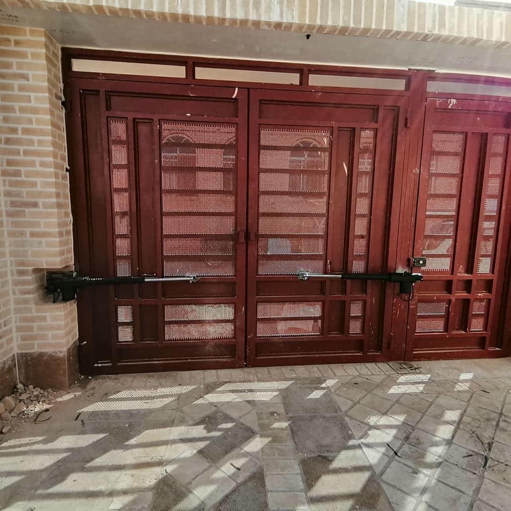 جک درب پارکینگ کنار ستون فلزی