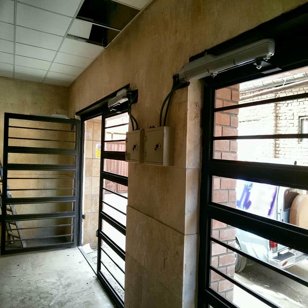 جک درب پارکینگ کنار لولای درب فلزی