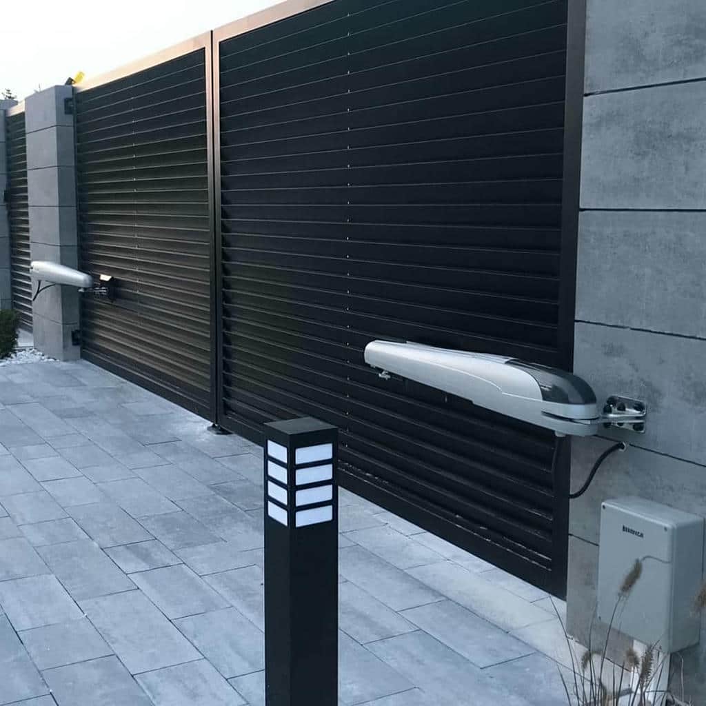 جک پارکینگی دو لنگه کنار ستون آجری ارومیه