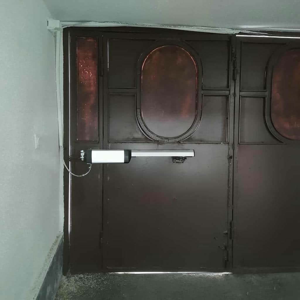 جک پارکینگی روباز کنار مسیر خاکی باغ جک پارکینگی روباز کنار مسیر خاکی باغ