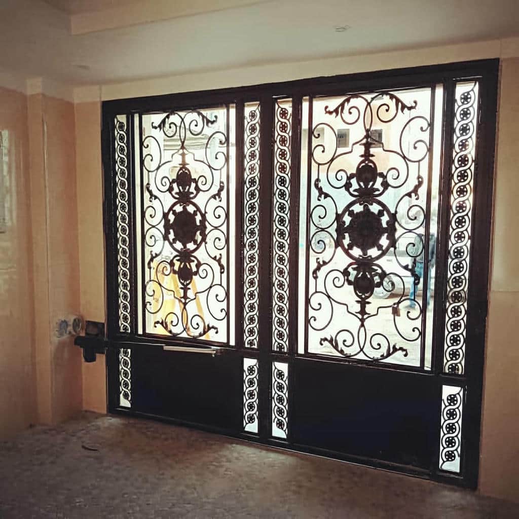جک پارکینگی سفید روی دروازه ساختمان نگهبانی جک پارکینگی سفید روی دروازه ساختمان نگهبانی
