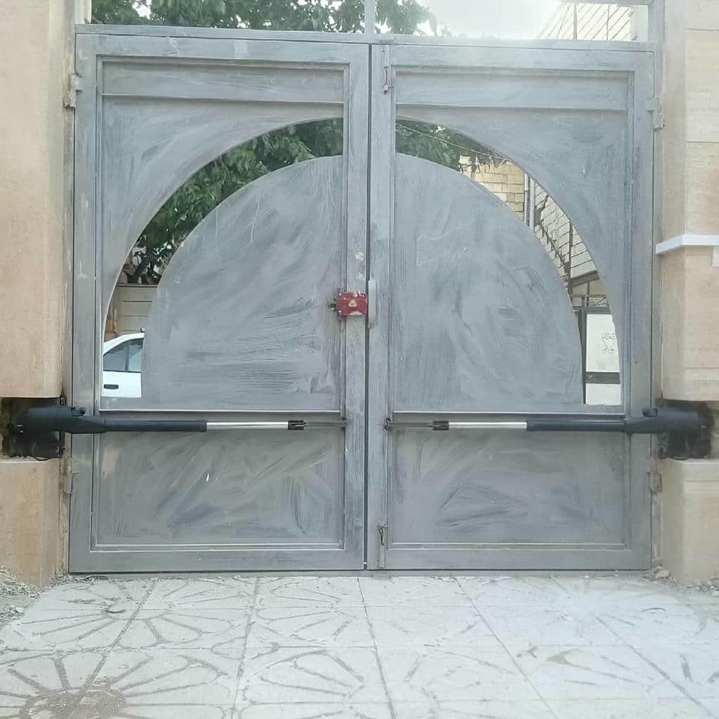 جک پارکینگی نقرهای کنار ورودی ویلایی دولنگه جک پارکینگی نقرهای کنار ورودی ویلایی دولنگه