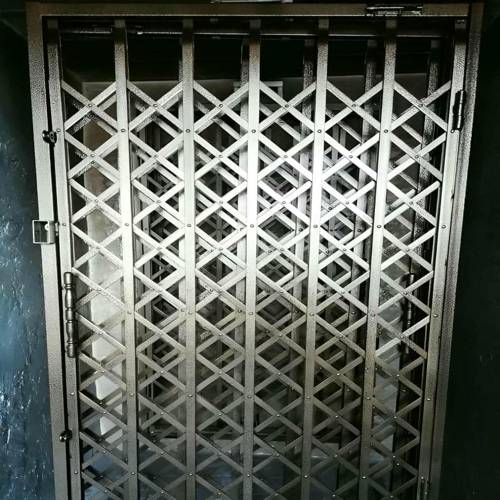 حفاظ آکاردئونی فلزی در ورودی آپارتمان