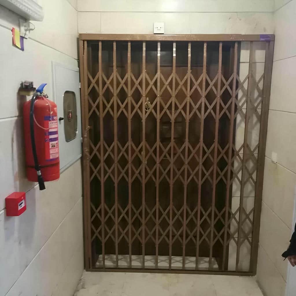حفاظ آکاردئونی قهوهای کنار در آپارتمان استان گلستان حفاظ آکاردئونی قهوهای کنار در آپارتمان استان گلستان