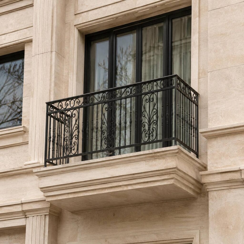 حفاظ بالکن شیشه ای کنار قاب پنجره تیره استان البرز