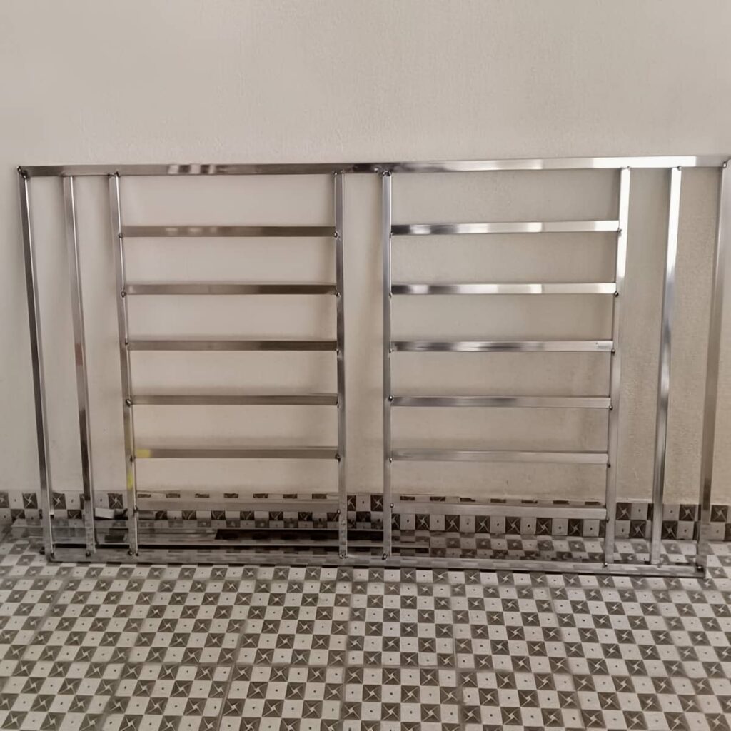 حفاظ تراس استیل نقره ای در نمای نیمه تمام