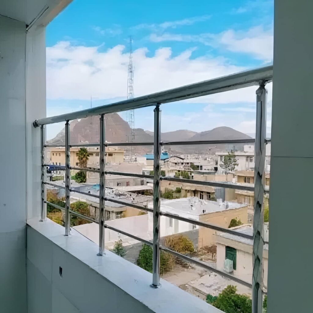 حفاظ تراس استیل کنار کف سنگی خیس