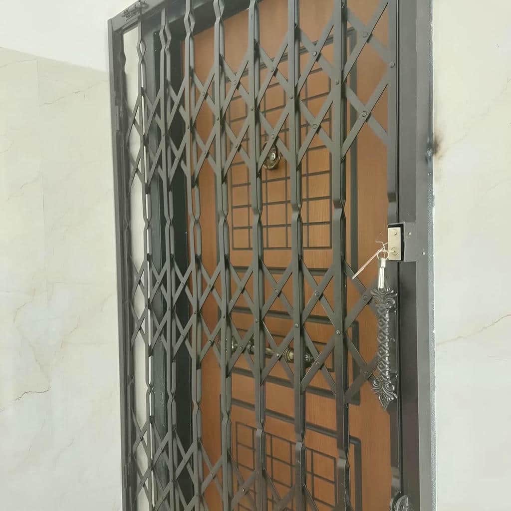 حفاظ جمع شونده خاکستری کنار چارچوب ورودی ساختمان حفاظ جمع شونده خاکستری کنار چارچوب ورودی ساختمان