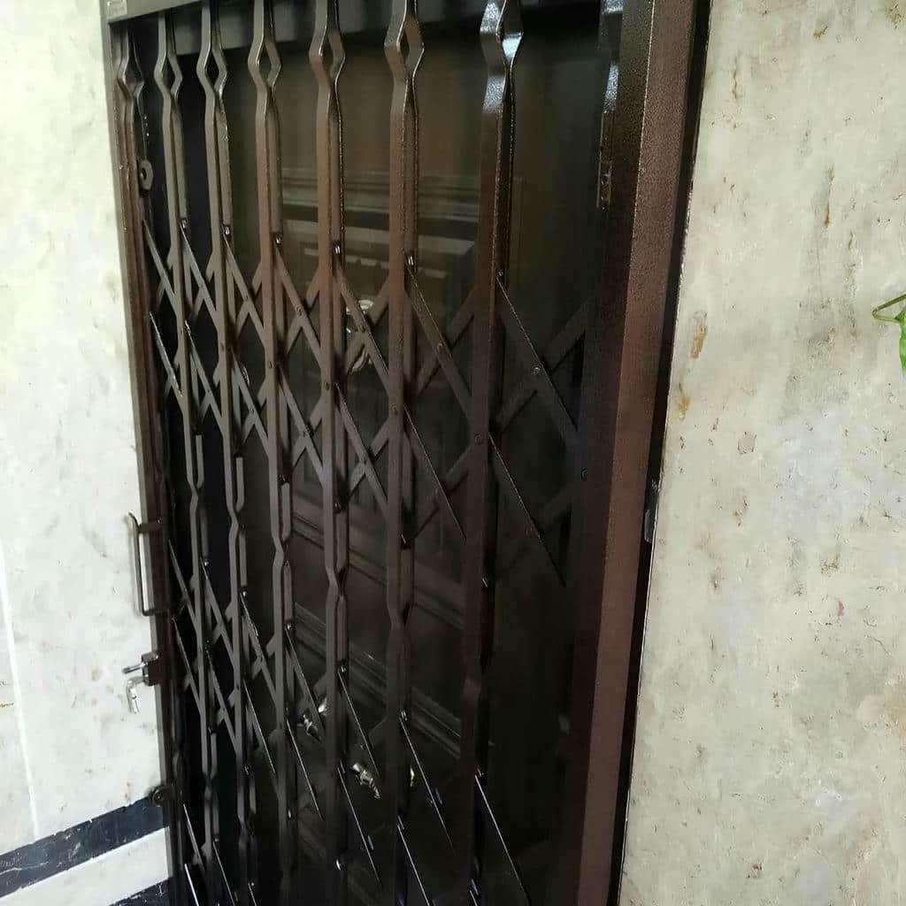 حفاظ درب آکاردئونی با شبکه لوزی و قفل مرکزی اردبیل