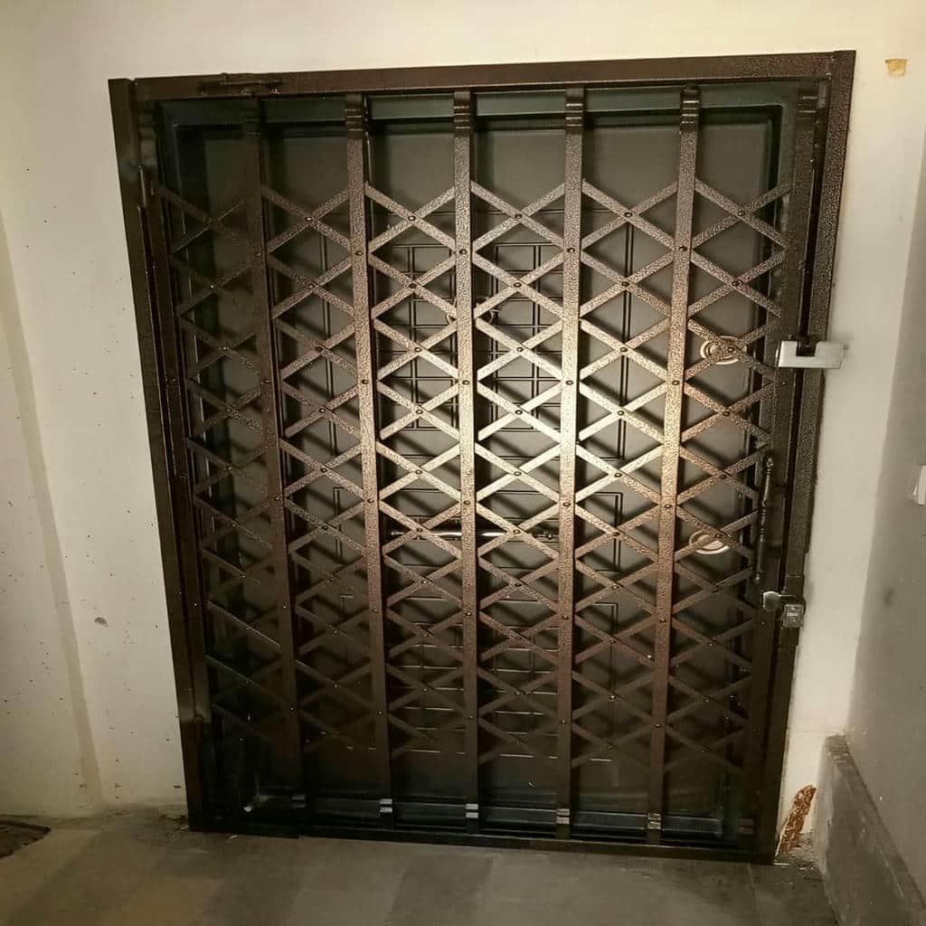 حفاظ درب آکاردئونی با قفل مرکزی در راهرو