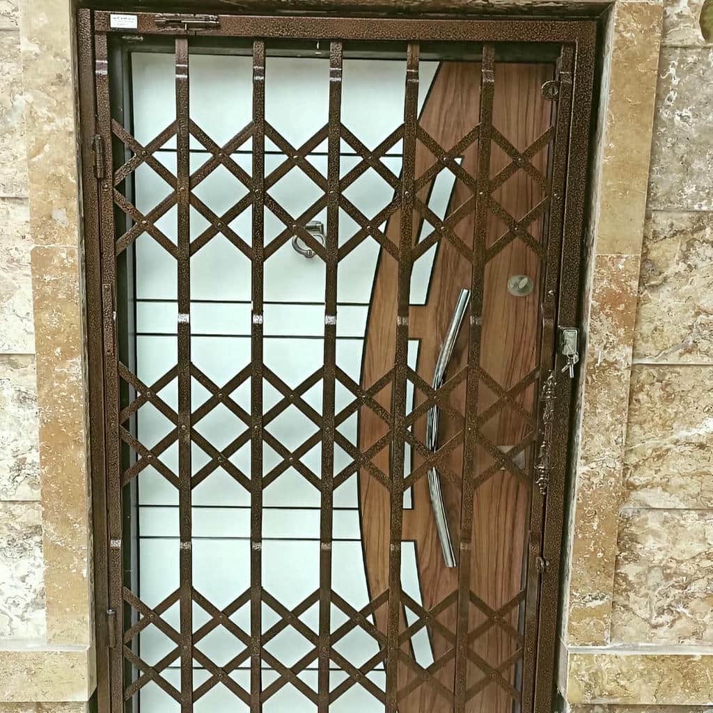 حفاظ درب آکاردئونی با قفل مرکزی و دستگیره