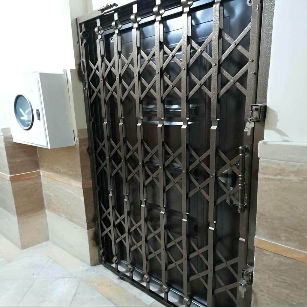 حفاظ درب آکاردئونی با قفل مرکزی و ریل روان استان همدان حفاظ درب آکاردئونی با قفل مرکزی و ریل روان استان همدان