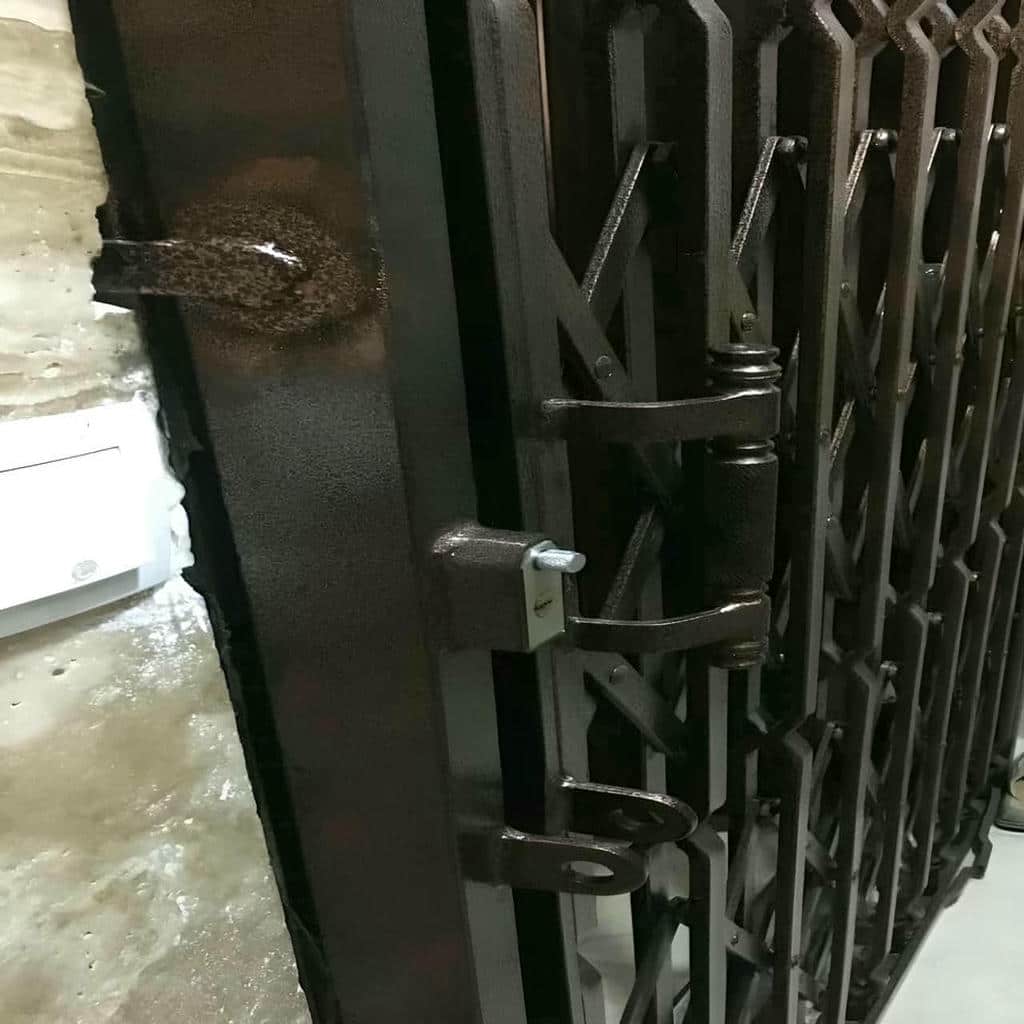 حفاظ درب آکاردئونی جمع شده کنار دیوار اردبیل حفاظ درب آکاردئونی جمع شده کنار دیوار اردبیل