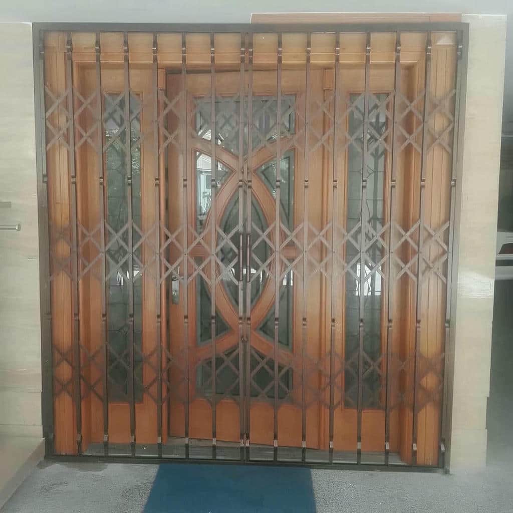 حفاظ درب آکاردئونی جمع شده کنار چارچوب