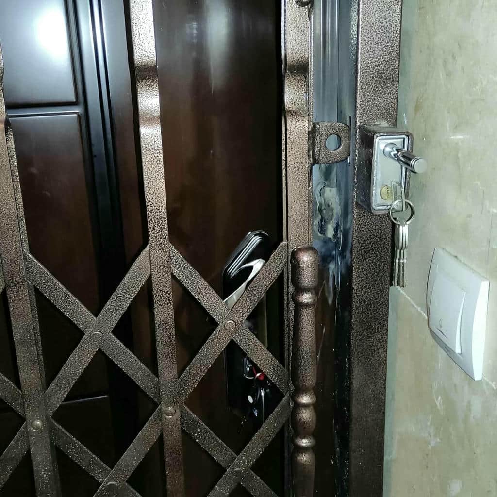 حفاظ درب آکاردئونی روی پاگرد استان خراسان رضوی