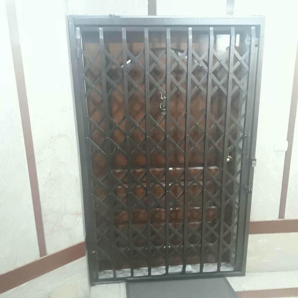 حفاظ درب آکاردئونی طوسی روی دهانه فرورفته کرج حفاظ درب آکاردئونی طوسی روی دهانه فرورفته کرج