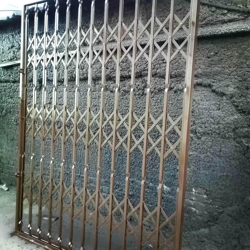 حفاظ درب آکاردئونی فلزی کنار چهارچوب ورودی اردبیل حفاظ درب آکاردئونی فلزی کنار چهارچوب ورودی اردبیل