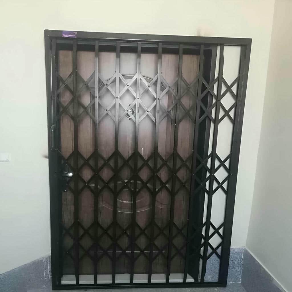 حفاظ درب آکاردئونی مشکی در ورودی مجتمع پرتردد کرج