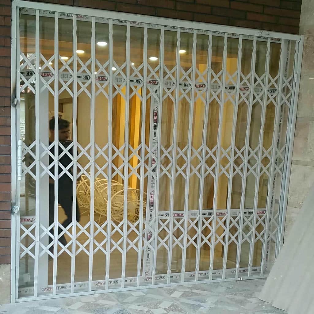 حفاظ درب آکاردئونی مشکی ورودی آپارتمان گرگان
