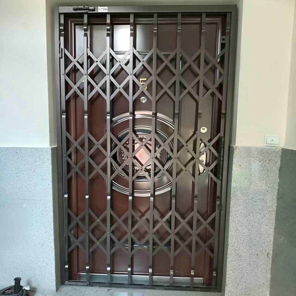 حفاظ درب آکاردئونی مشکی کنار ورودی آپارتمان استان همدان