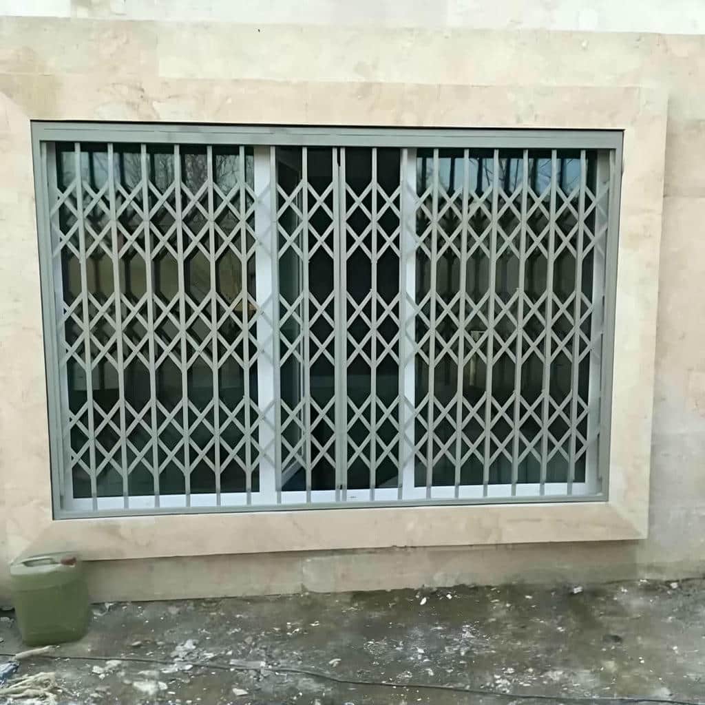 حفاظ درب آکاردئونی مشکی کنار چارچوب در استان کرمان حفاظ درب آکاردئونی مشکی کنار چارچوب در استان کرمان