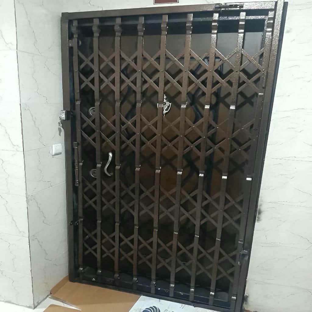 حفاظ درب آکاردئونی نصب شده جلوی واحد مسکونی حفاظ درب آکاردئونی نصب شده جلوی واحد مسکونی