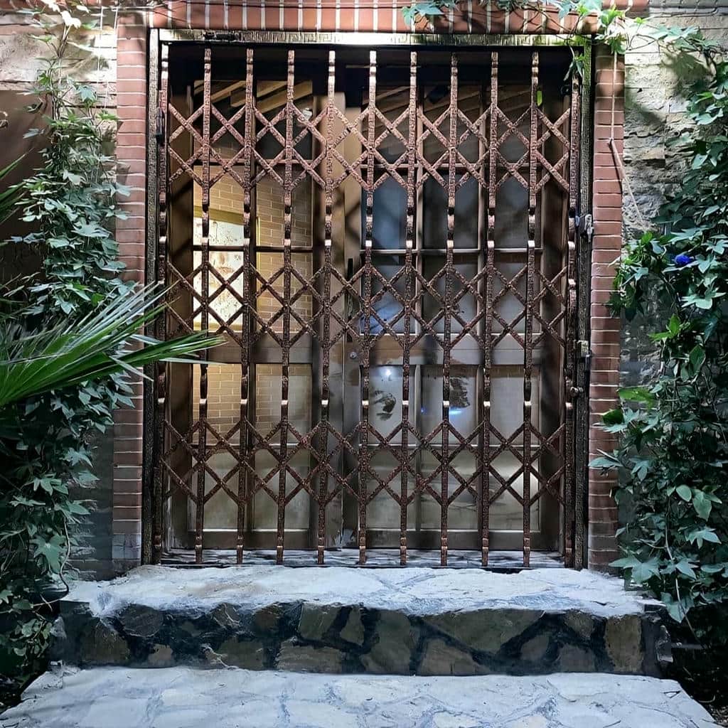 حفاظ درب آکاردئونی نصب شده در ورودی ساختمان در استان کردستان