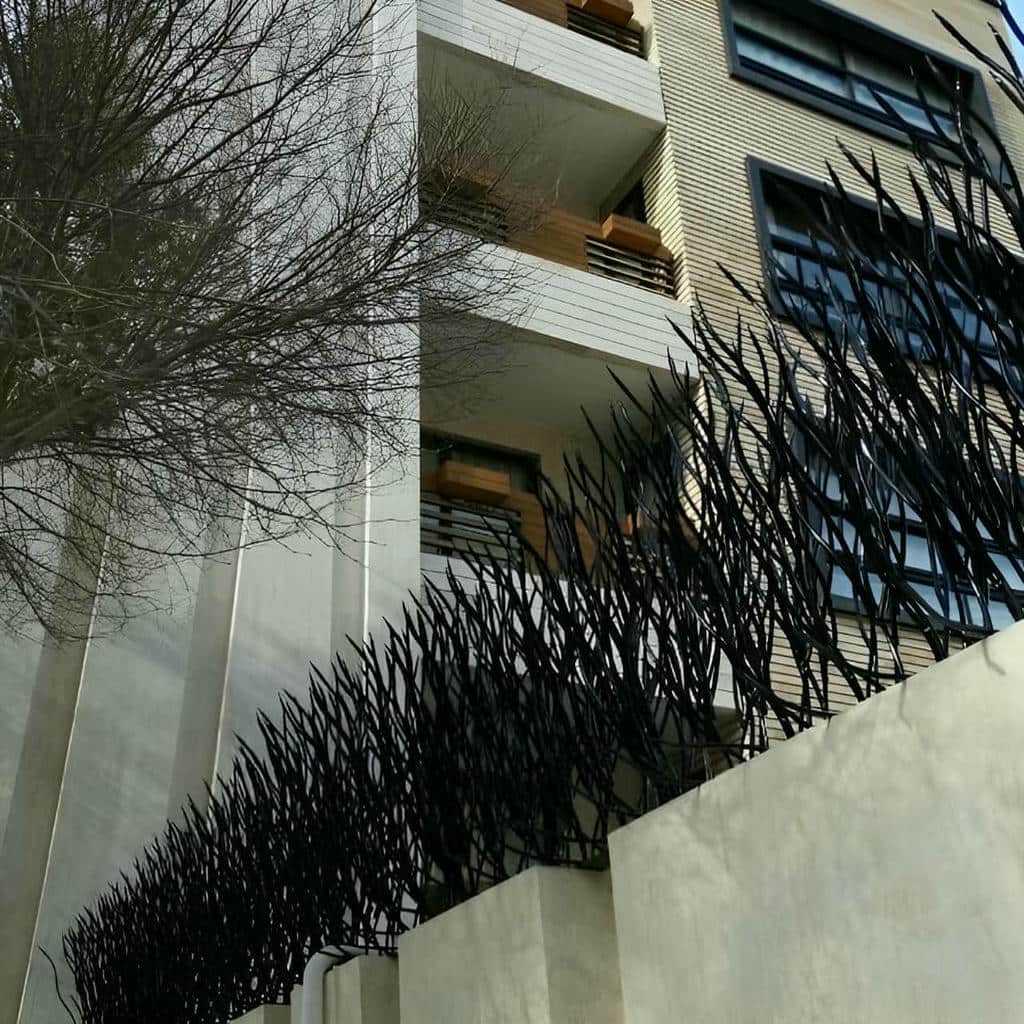 حفاظ دیوار آهنی هماهنگ با نمای سنگی حفاظ دیوار آهنی هماهنگ با نمای سنگی
