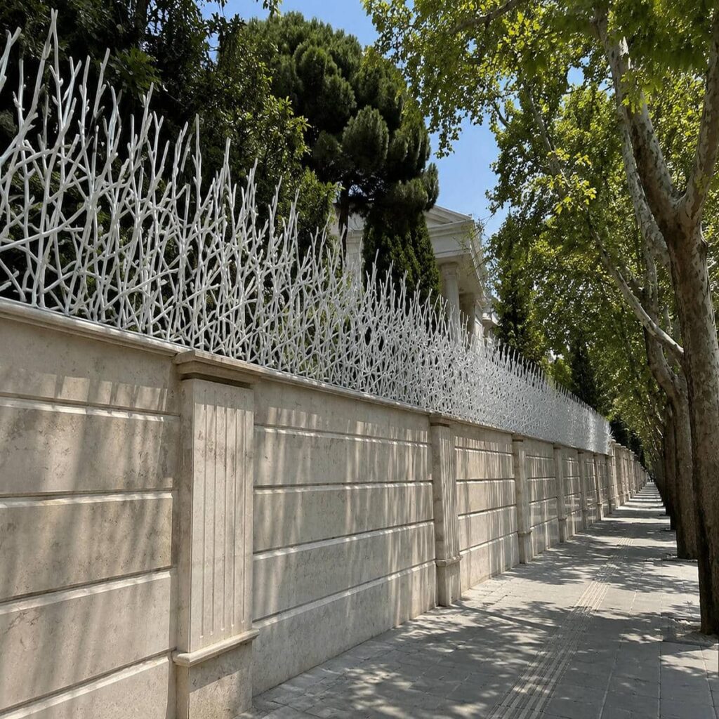 حفاظ دیوار با شاخه های متراکم روی حیاط مسکونی