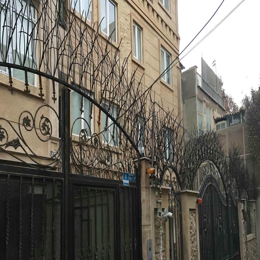 حفاظ دیوار خاکستری نزدیک رمپ پارکینگ ساختمان حفاظ دیوار خاکستری نزدیک رمپ پارکینگ ساختمان