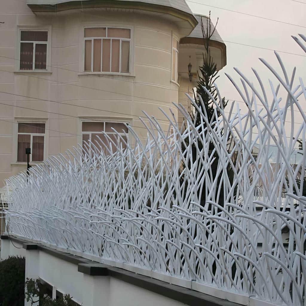 حفاظ دیوار رنگ شده هماهنگ با نمای سنگی حفاظ دیوار رنگ شده هماهنگ با نمای سنگی