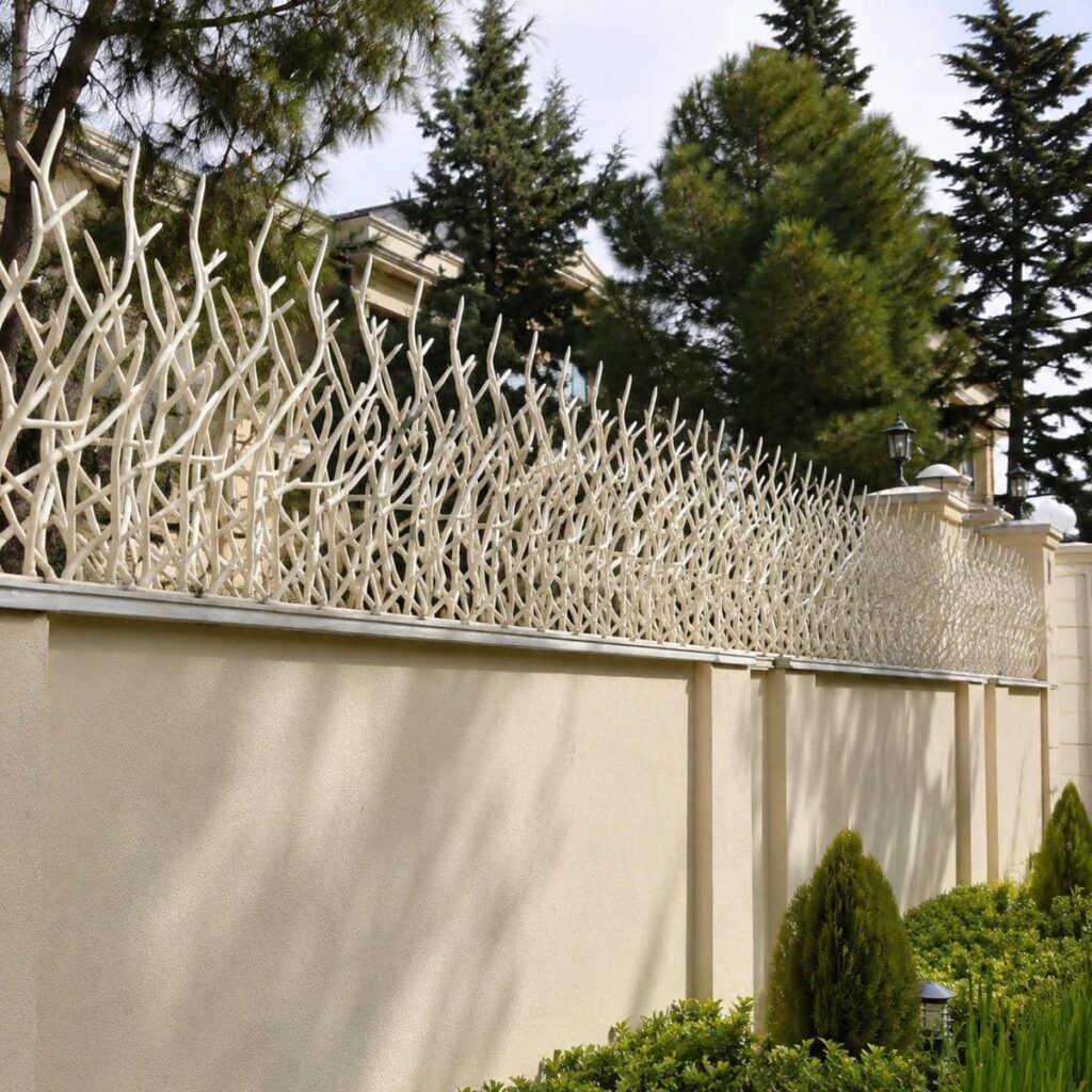 حفاظ دیوار سرنیزه‌ای روی ورودی آجری استان کرمان