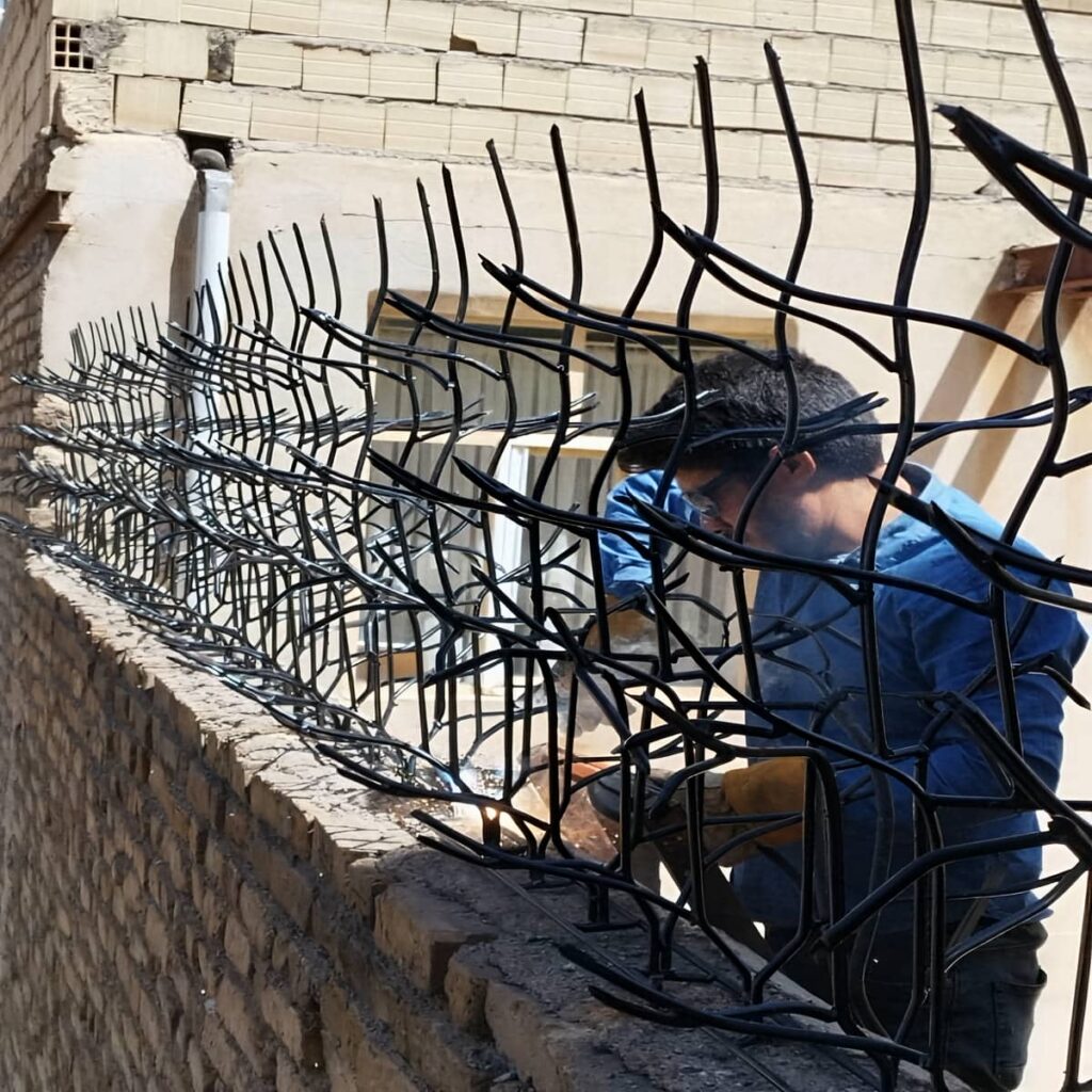 حفاظ دیوار سرنیزه‌ای فلزی در محوطه ویلایی