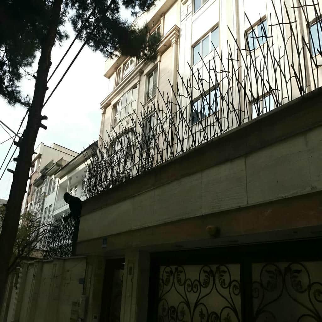 حفاظ دیوار سرنیزه ای آهنی در یزد